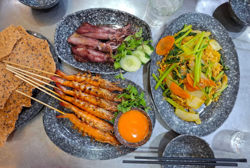 Hải sản tại qu&aacute;n Năm Đảnh